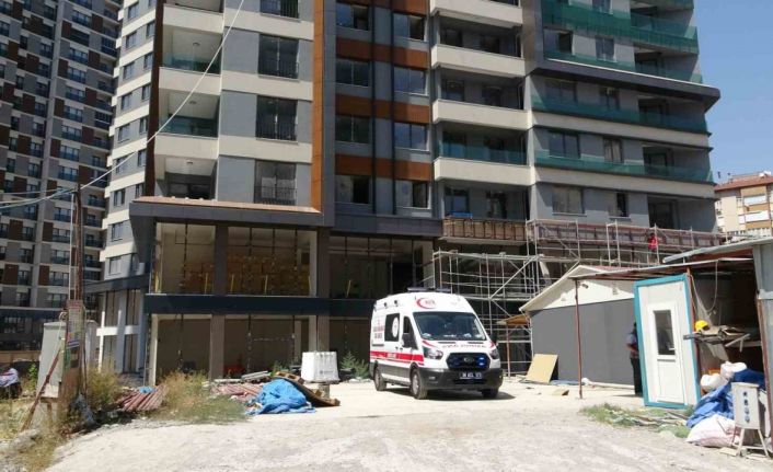 İnşaatta 3 metrelik boşluğa düşen işçiyi itfaiye kurtardı