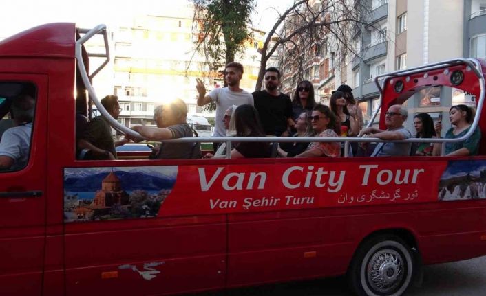 İranlı turistlere üstü açık minibüsle şehir turu