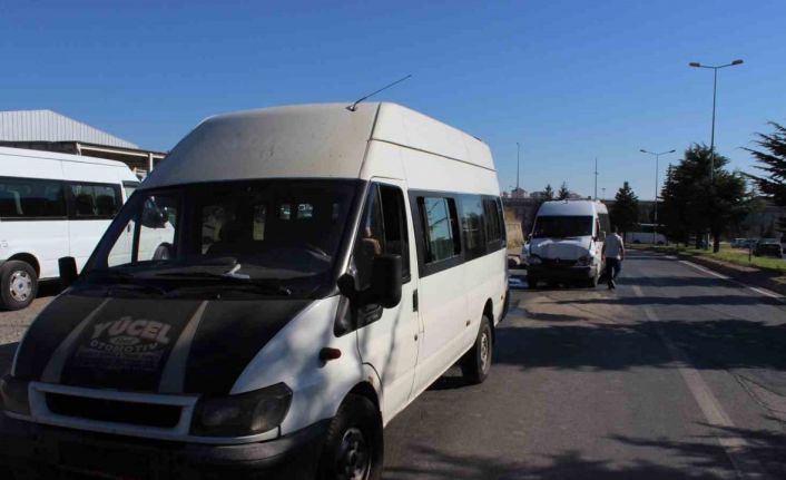 İşçi servisleri çarpıştı: 10 yaralı