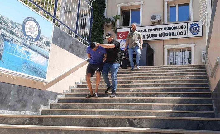 İstanbul’da bir AVM’de hırsızlık anı kamerada: Rahat tavırlarla kadının çantasını çalan şahıs yakalandı