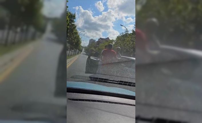 İstanbul’da doktorun dehşeti yaşadığı trafik kavgası kamerada: Maganda aracın camına yumruklar savurdu