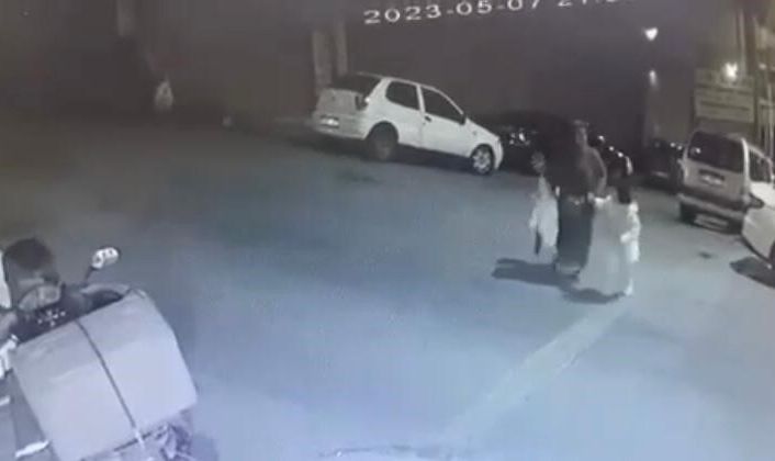 İstanbul’da görülmemiş hırsızlık kamerada: Kadının düşürdüğü poşeti aracından inmeden çaldı