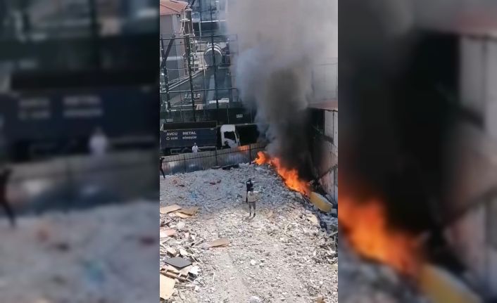 İstanbul’da yangına bir garip müdahale kamerada: Biri taş attı diğeri rüzgarla savaştı