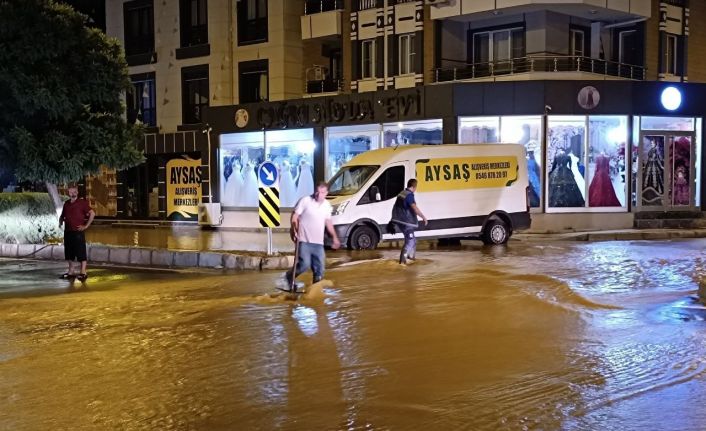 İzmir’de hareketli gece: Ana boru patladı, 2 mahalleyi su bastı