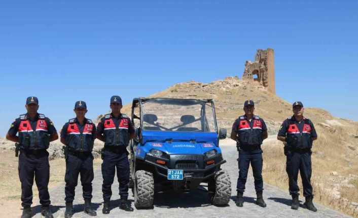 Jandarma, 3 bin yıllık Zerzevan Kalesi’ni UTV ve yaya devriyesi atarak koruyor