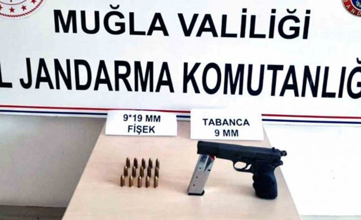 Jandarmayı görünce araçtan inerek tabancayı araziye atı