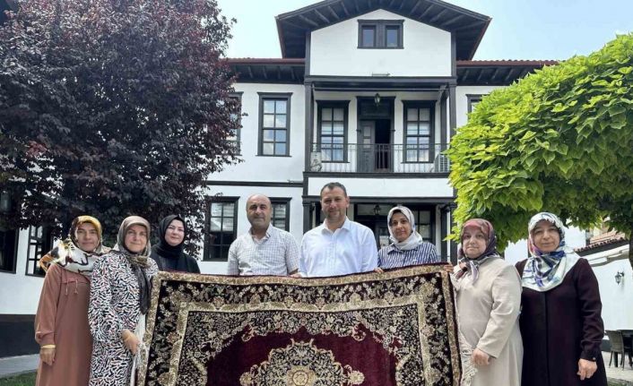 Kadın Kültür ve Sanat Merkezi’nde giden kursiyerler halı dokumayı öğreniyor