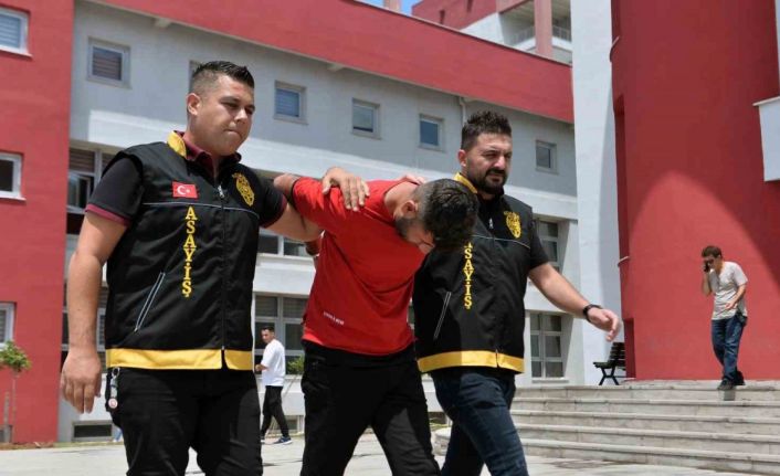 Kadının sırt çantasındaki telefonu çaldı, önce kameraya sonra polise yakalandı