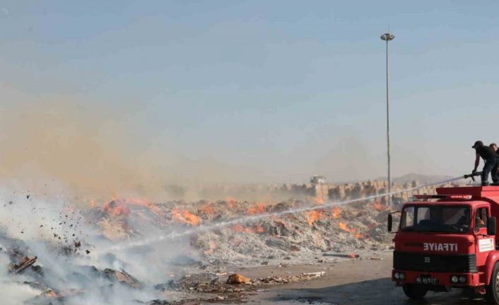 Kağıt fabrikasında çıkan yangında 30 bin ton atık kağıdın kül olduğu öğrenildi