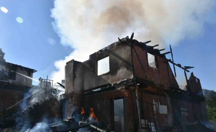 Kahraman baba, alevler arasında kalan 4 yaşındaki oğlunu kurtardı