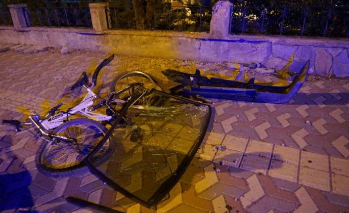 Kaldırımda bisiklet sürerken otomobilin çarptığı 18 yaşındaki genç yaşam mücadelesini kaybetti