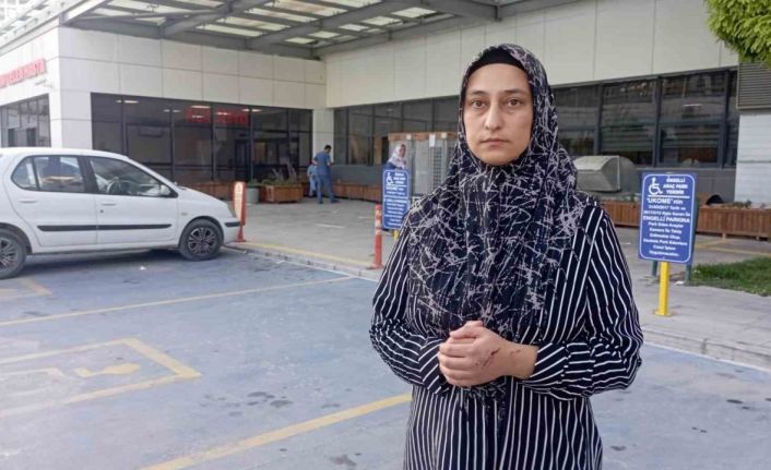 Kaldırımda yürürken üstlerine beton parçaları düşen baba ve kızı yaralandı