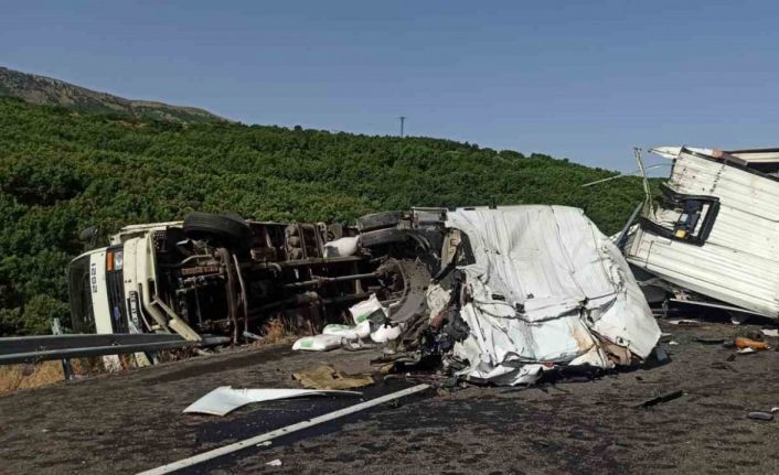 Kamyon ile çarpışan tırın kupası ayrıldı: 1 yaralı