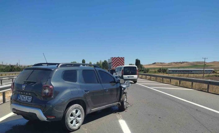 Kamyon ile otomobil çarpıştı: 1 yaralı