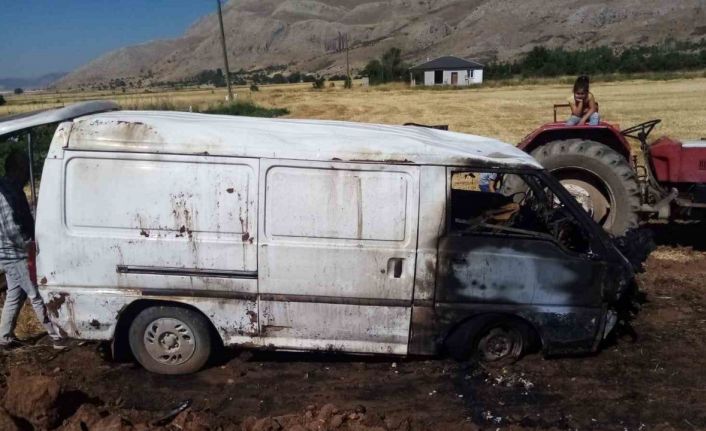 Kamyonet takla atıp alev aldı, sürücü vatandaşlar tarafından son anda kurtarıldı