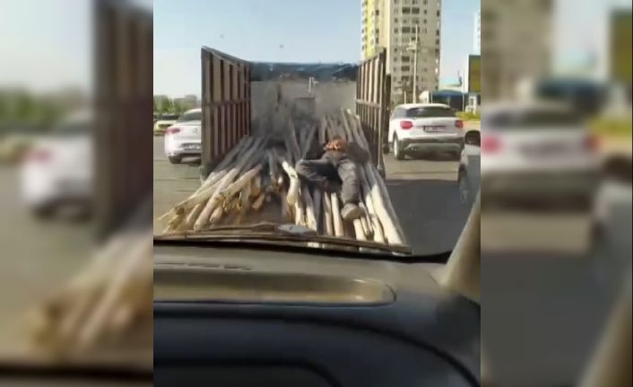 Kamyonetin kasasında uyuyan adamı görenler gözlerine inanamadı