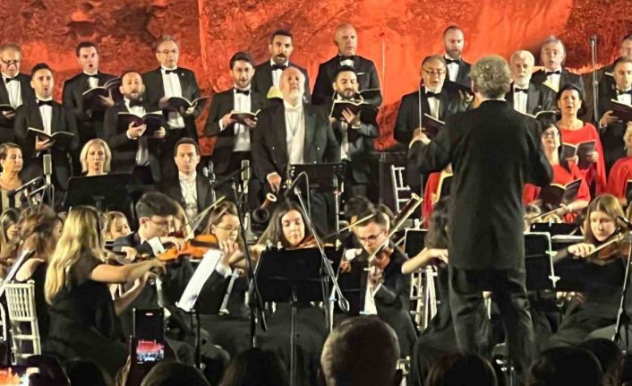 Kapadokya’da 140 kişilik koro Beethoven’in 9. Senfonisi ile kulakların pasını sildi