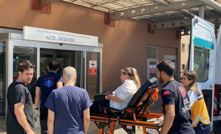 Kapkaççılara çantasını kaptırmadı, sürüklenirken ayağı ezildi