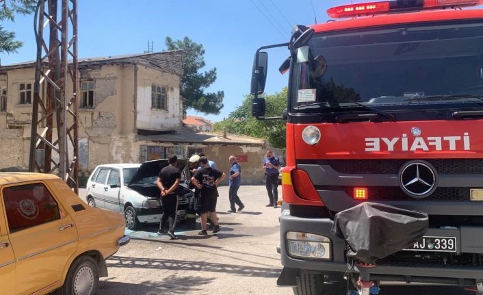 Karaman’da park halindeki otomobilde yangın çıktı