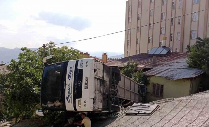 Karaman’da yokuş çıkarken geri kayan tur otobüsü evin bahçesine devrildi: 30 yaralı