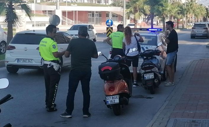Kasksız motosiklet sürücüleri ceza kesilince kasklarını takıp gittiler