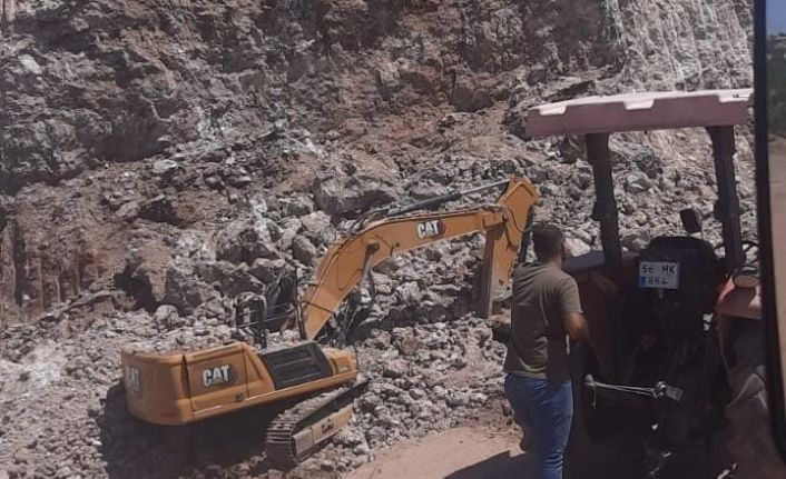 Kayaların iş makinesinin üzerine düşmesiyle operatör feci şekilde hayatını kaybetti