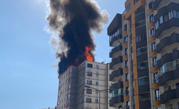 Kayseri’de yangın: Binanın çatısından alevler sardı