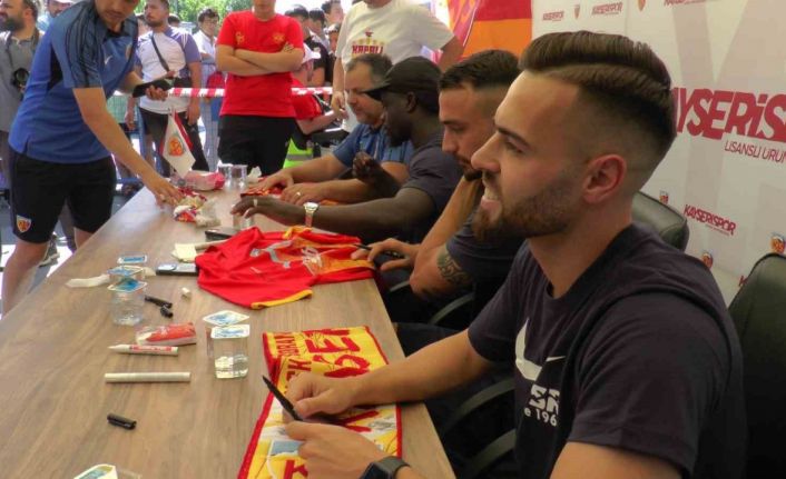 Kayserisporlu futbolcular taraftarlarla buluştu