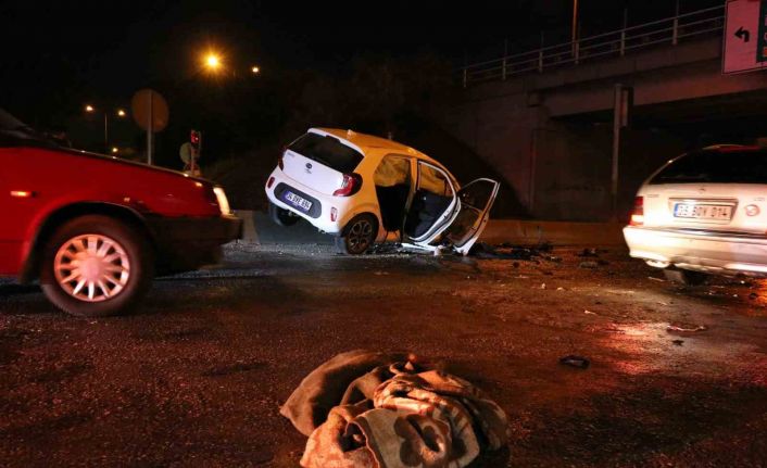 Kaza yapan araç alev alev yandı: Araçta sıkışan 2 kişi vatandaşlar tarafından kurtarıldı