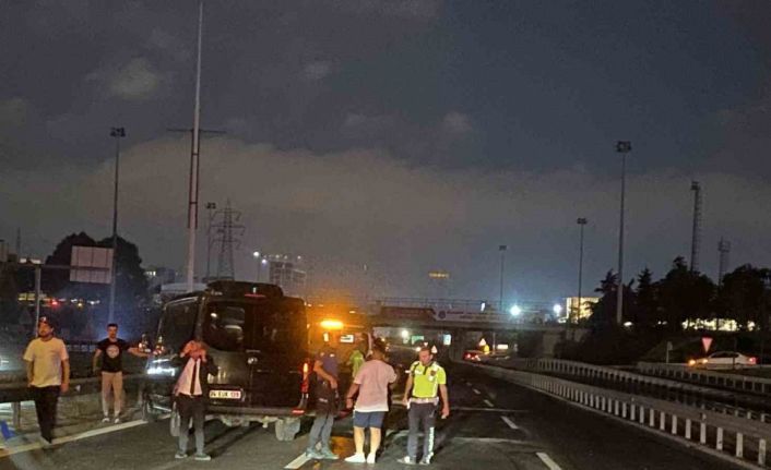 Kaza yaptıktan sonra aracından inen sürücüye minibüs çarptı: 1 ağır yaralı