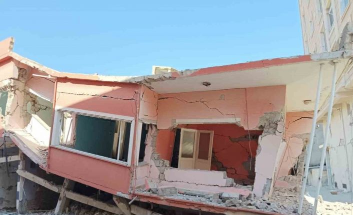 Kendiliğinden çöken hasarlı binayı görüntülemek isteyen vatandaşın yaşadığı panik kamerada