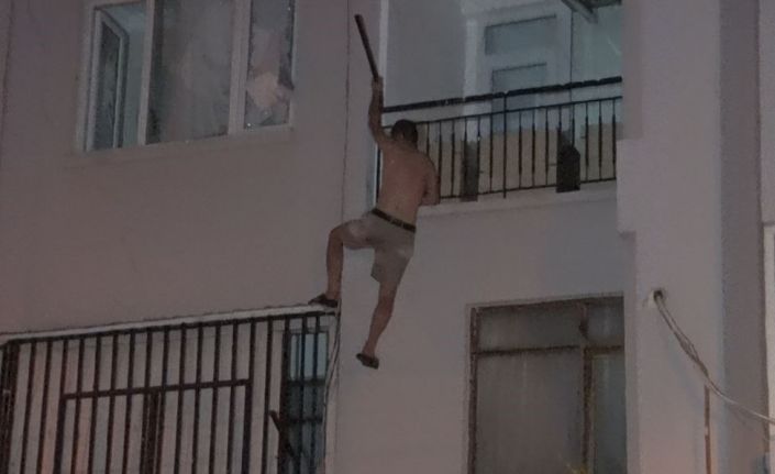 Kendini eve kilitleyip elinde bıçakla polise direndi, 1’inci kattan düşüp yaralandı