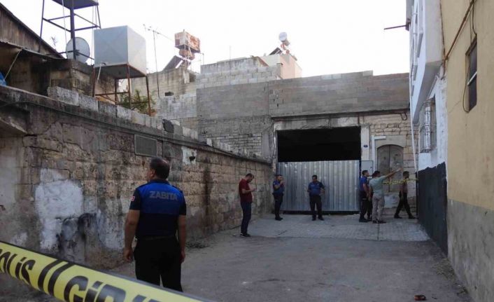 Kilis’te ağır hasarlı 2 katlı binanın duvarı kendiliğinden çöktü