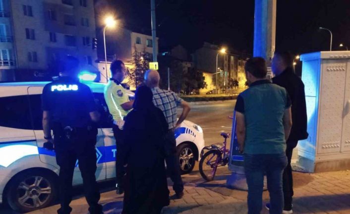 Kırmızı ışığa rağmen sürat yaptığı iddia edilen otomobil bisikletli kız çocuğuna çarptı