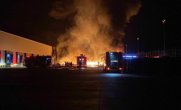 Kocaeli’de zincir marketin deposunda büyük yangın