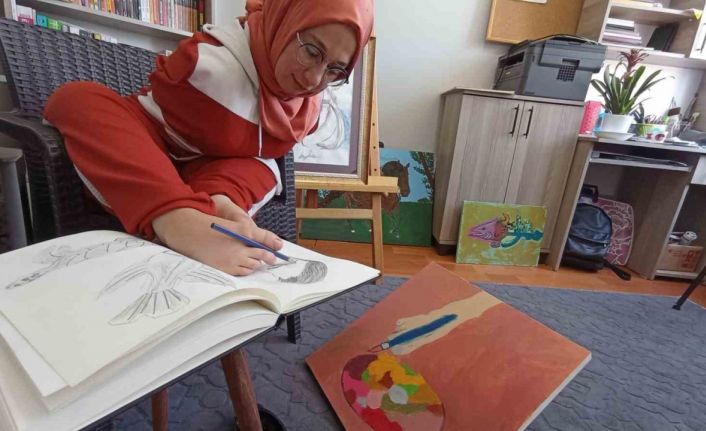 Kolları olmayan genç kız hedeflerine ayaklarıyla çizerek ulaşıyor