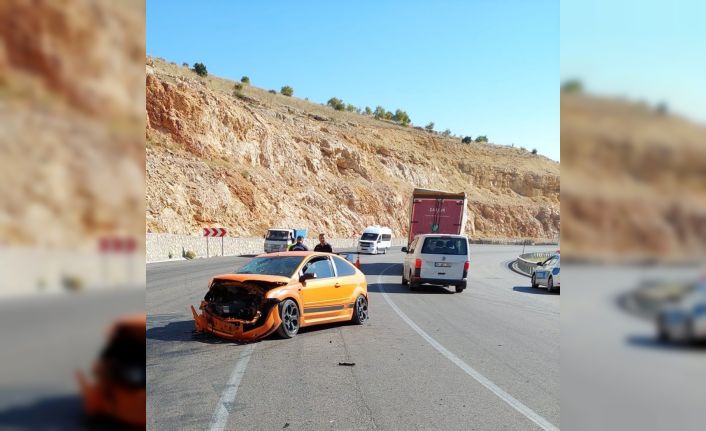 Kontrolden çıkan otomobil istinat duvarına çarptı: 1 yaralı