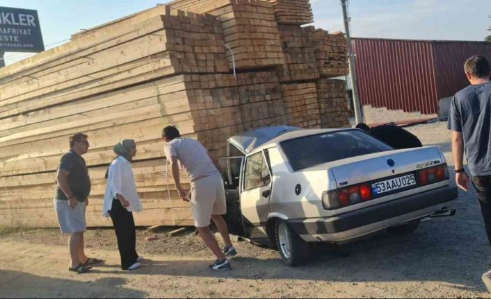 Kontrolden çıkan otomobil kereste yığınına çarptı: 5 yaralı