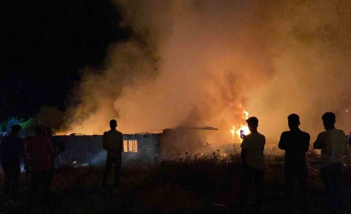 Konya’da kereste deposu alev alev yandı