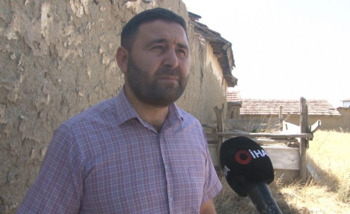 Köy halkı, evlerinin bahçesindeki asırlık şehit mezarlarına gözü gibi bakıyor