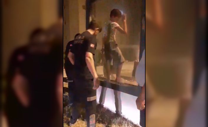 Küçük çocuk girdiği reklam panosunun içinde sıkıştı