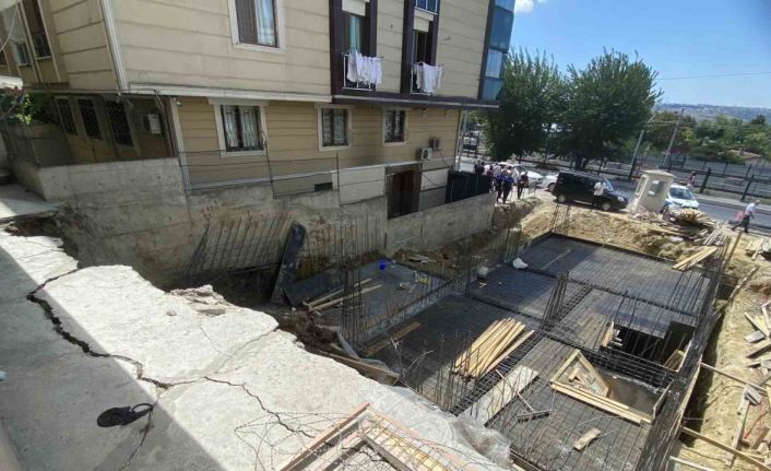 Küçükçekmece’de inşaatın temel kazısı sırasında 7 katlı binada kayma meydana geldi