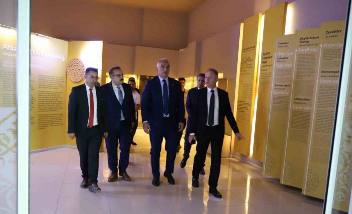 Kültür ve Turizm Bakanı Mehmet Nuri Ersoy, Ahlat Müzesi’ni ziyaret etti