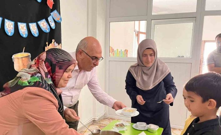 Kur-an kursu öğrencilerine aşure dağıtıldı