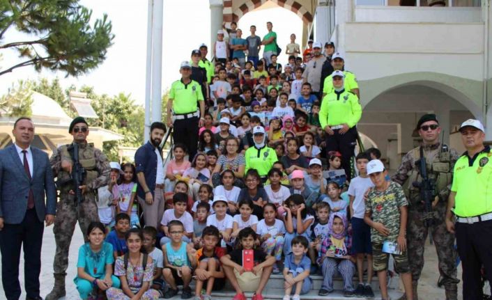 Kuran kursu öğrencileri hem trafik kurallarını öğrendi, hem polisi tanıdı