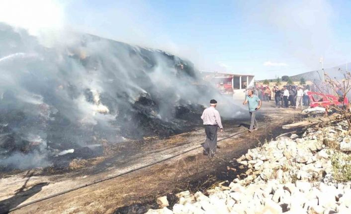 Kütahya’da 9 saatte söndürülen yangında 5 bin balya saman kül oldu