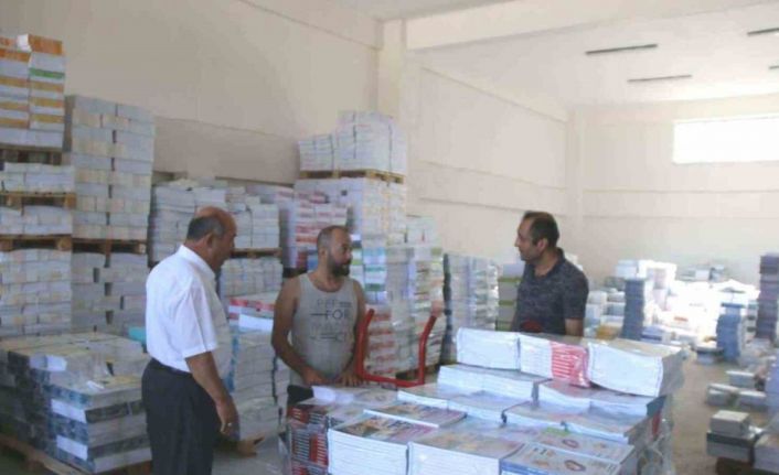 Kütahya’da yeni eğitim öğretim yılı ders kitapları okullara dağıtılmaya başlandı