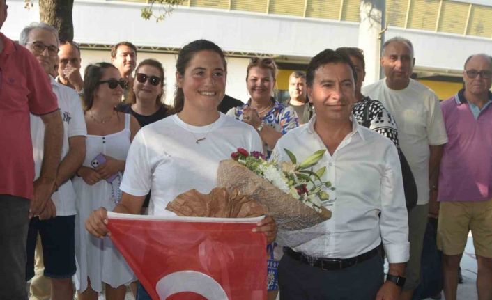 Kuzey Kanalı’nı yüzerek geçerek adını tarihe yazdıran Aysu memleketinde coşkuyla karşılandı