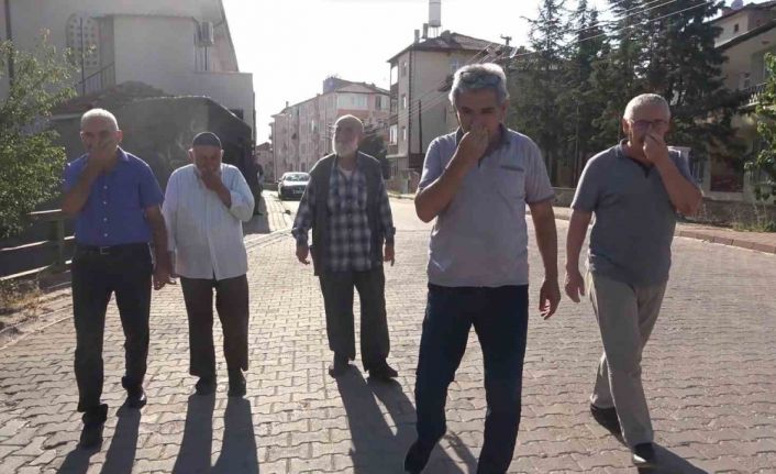Lağım kokusu mahalleyi sardı, vatandaşlar isyan etti: Burunlarını kapatarak tepki gösterdiler