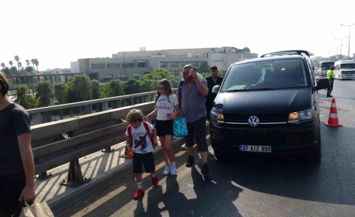 Lastiği patlayan tur minibüsü 3 araçlı kazaya neden oldu: 3 yaralı
